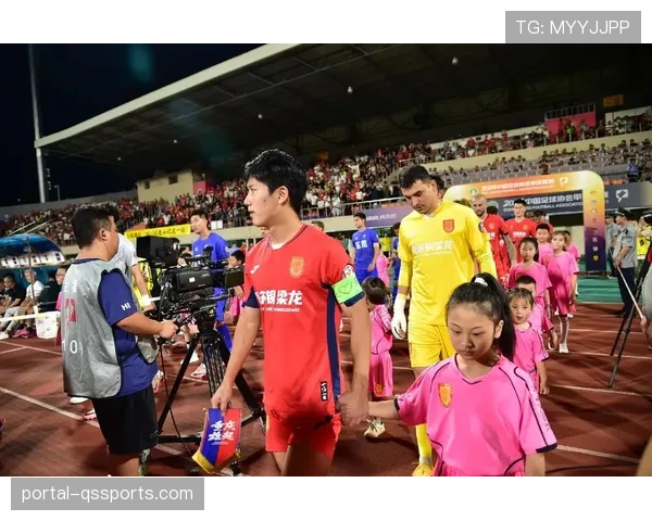 特写:少年球童迅速将备用球扔入场内,确保快发任意球完成 特写:少年球童迅速将备用球扔入场内,确保快发任意球完成